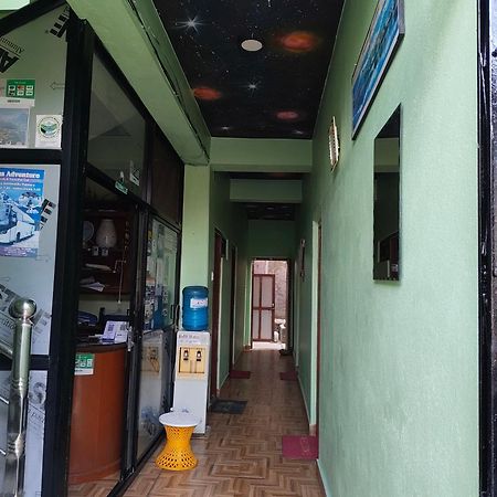 Harry Guest House & Restaurant Pokhara Exterior photo