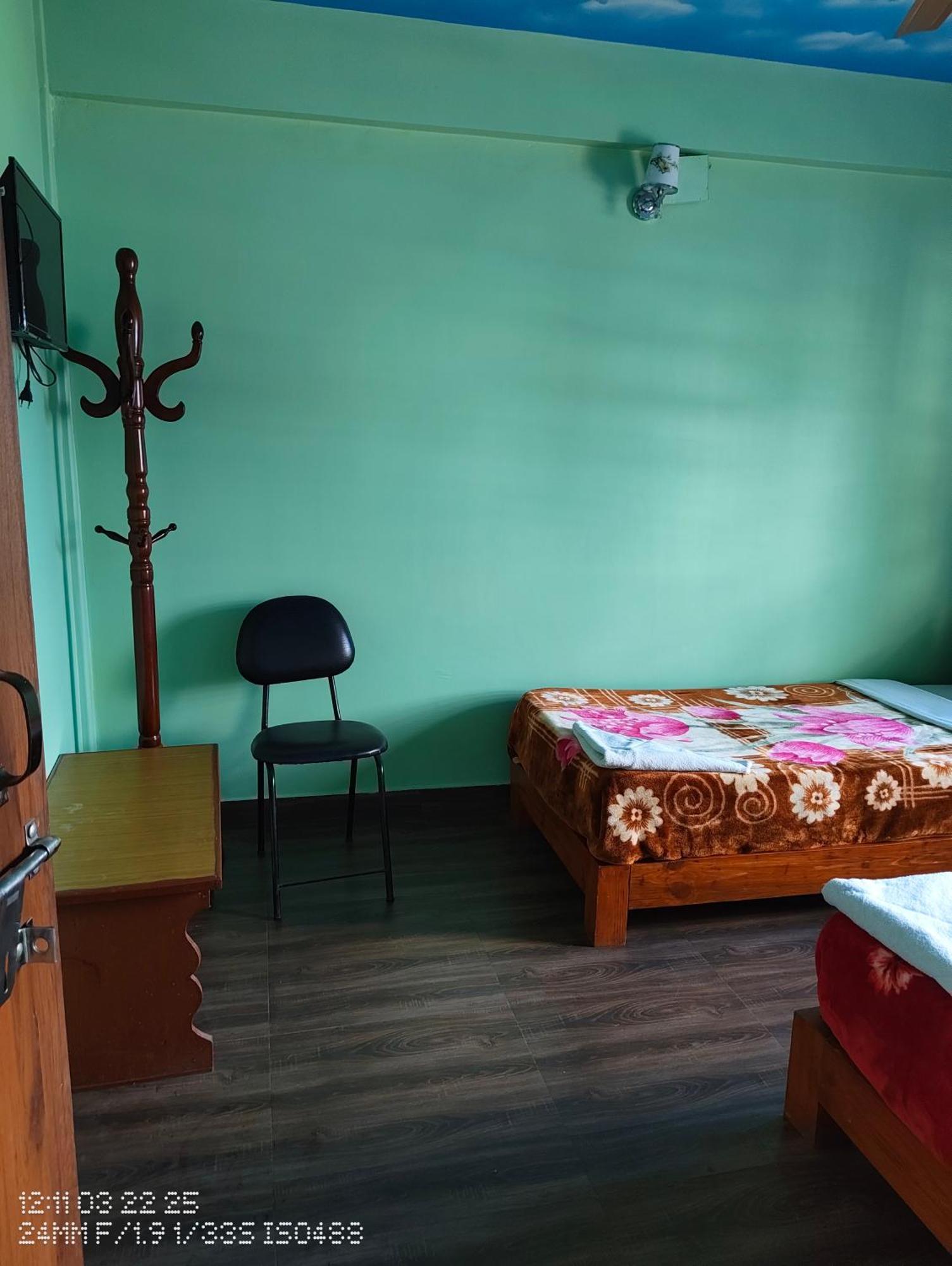 Harry Guest House & Restaurant Pokhara Exterior photo